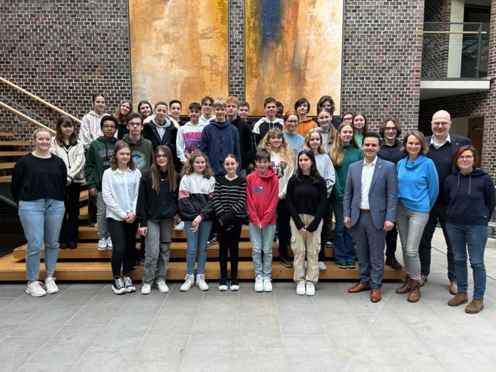 Bürgermeister Provenzano begrüßt die französisch-deutsche Austauschgruppe im Geschwister-Scholl-Gymnasium