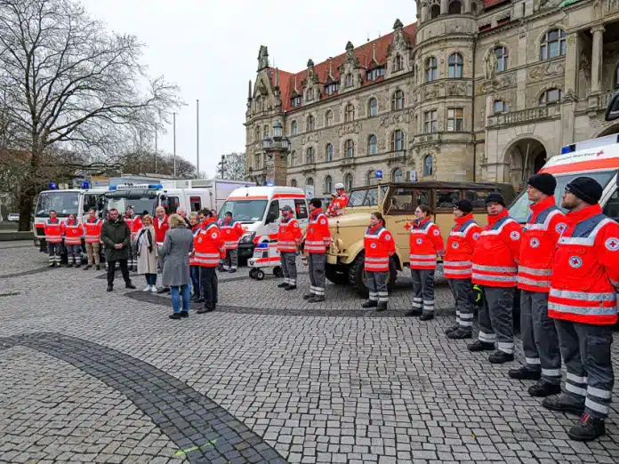 Am 7. März übernahmen Ehrenamtliche des DRK-Region Hannover e.V. von der DRK-Schwesternschaft die Rotkreuz-Fackel vor dem Rathaus in Hannover