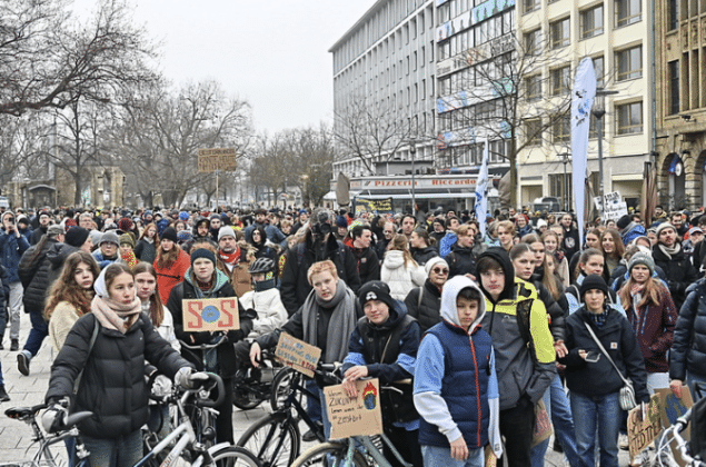 Gemeinsame Demonstration von Fridays For Future – FFF - und ver.di für Klimagerechtigkeit und gesellschaftlichen Wandel