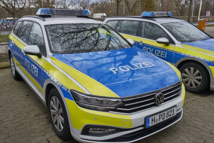 Zwei Polizeistreifenwagen - Symbolfoto für Polizeieinsatz