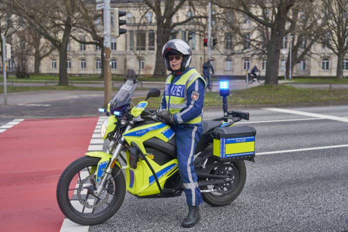 Polizist auf E-Polizeimotorrad in Hannover - Symbolfoto für einen Polizeieinsatz
