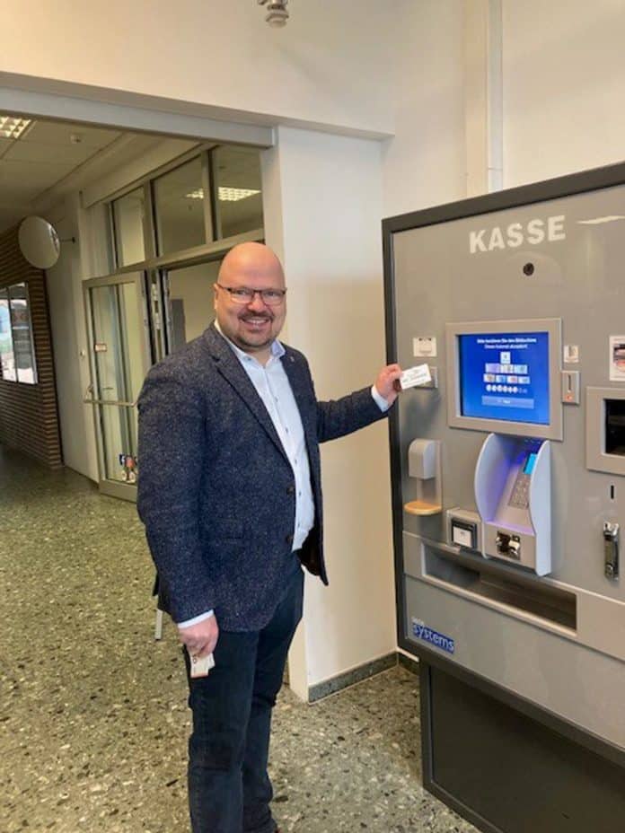 Bürgermeister Kai Eggert am neuen Kassenautomaten im Bürgerbüro Laatzen