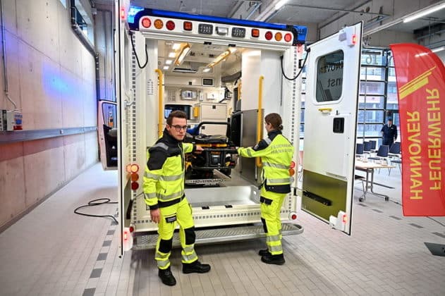 Der erste vollelektrische Rettungswagen wird auf der Feuerwehrwache in Hannover in Dienst gestellt