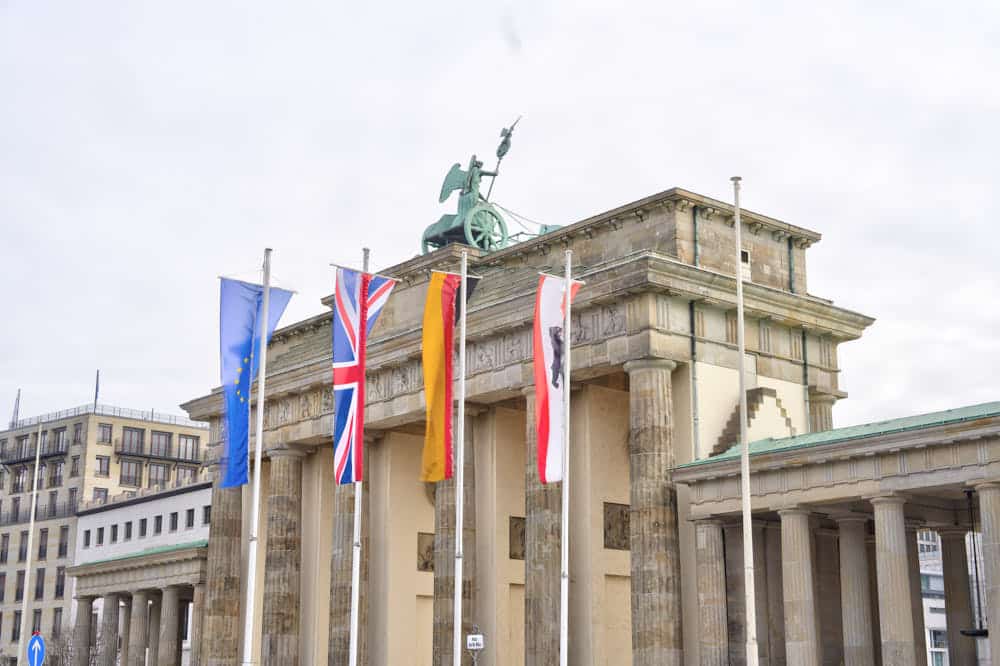 H Brandenburger Tor Beflaggung Staatsbesuch Britisches Koenigspaar Berlin US 2023 03 29 113 4 5 6 7
