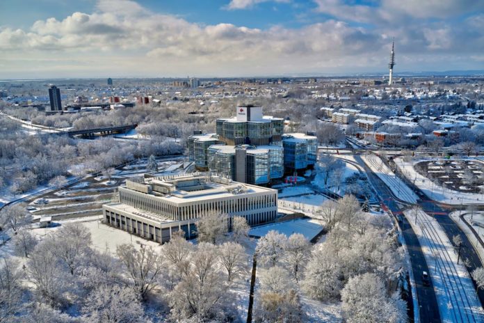 Luftbild mit Blick auf den Telemax vom verschneiten Stadtteil Bothfeld in Hannover