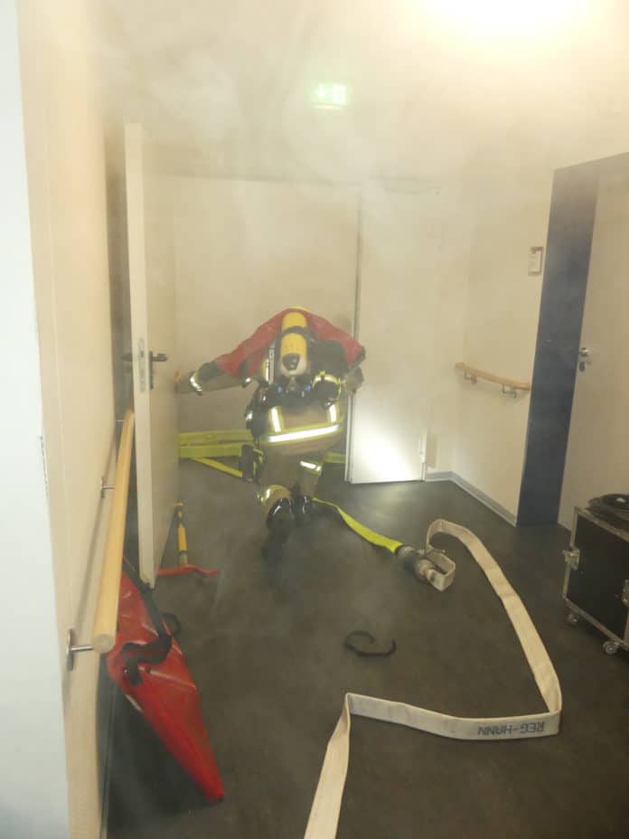 Feuerwehrmann im Einsatz bei einer Übung in einem Altenheim in Laatzen