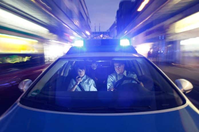 Polizeieinsatzfahrt mit Blaulicht - Symbolfoto
