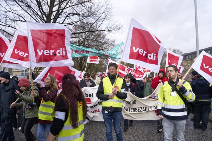 Streikende in Hannover ziehen in einem Sternmarsch zum Neuen Rathaus © Ulrich Stamm