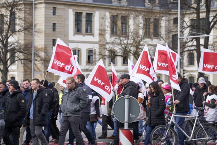 Streikende in Hannover ziehen in einem Sternmarsch zum Neuen Rathaus