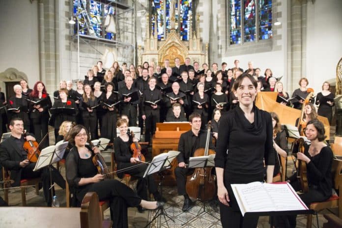 Der MHH Chor gemeinsam mit dem Barockorchester la festa musicale in der Gartenkirche.