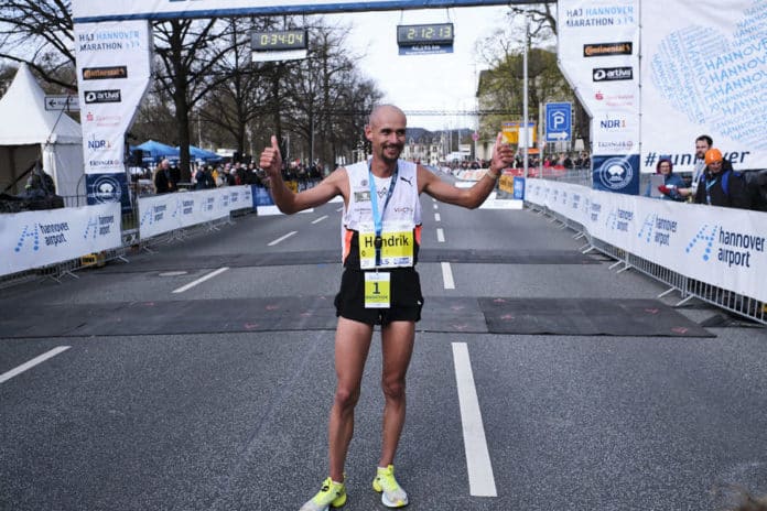 Hendrik Pfeiffer als Sieger beim HAJ Marathon Hannover 2022 © Ulrich Stamm