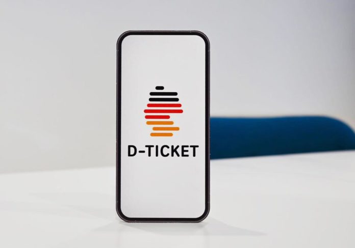 D-Ticket auf Smarthone-Symbolfoto © Matthias Falk