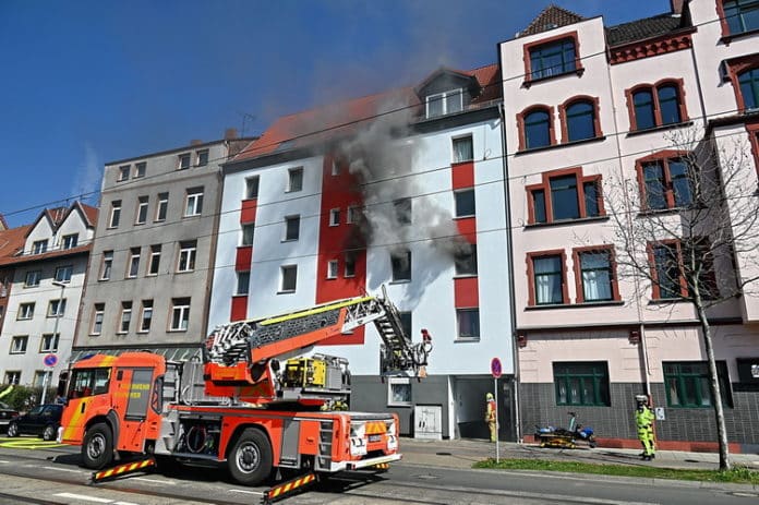 Wohnungsbrand mit Menschenrettung in der Schulenburger Landstraße in Hannover-Hainholz