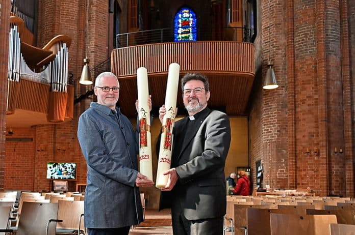 Marktkirchenpastor Marc Blessing und der kommissarische Regionaldechant Wolfgang Semmet mit den beiden Zwillingsosterkerzen in der Marktkirche