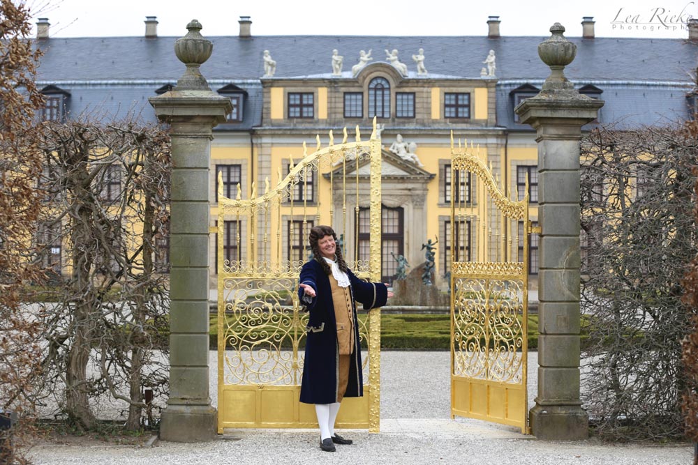 Gottfried Wilhelm Leibniz, dargestellt von Rainer Künnecke am Goldenen Tor in den Herrenhäuser Gärten © Lea RIeke