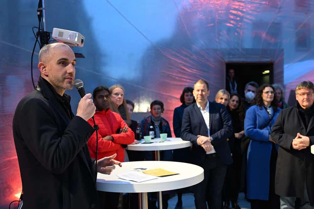 Oberbürgermeister Belit Onay bei der Eröffnungszeremonie "raus aus der Bubble" © Matthias Falk