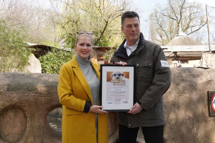 Zoo-Chef Andreas M. casdorff überreicht Katharina Sterzer, zukünftige Geschäftsführerin des Asphalt-Magazins, die Patenurkunde © Erlebnis-Zoo Hannover