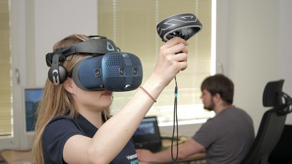 Auszubildende in einer virtuellen Trainingsumgebung mit VR-Brille und Controller. © VWN