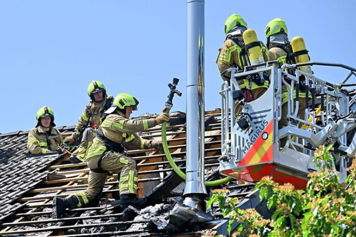 Feuerwehr bekämpft Dachstuhlbrand in der Straße Sonnenhagen in Hannover Bothfeld