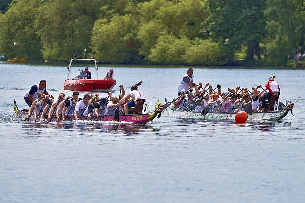 Drachenbootrennen auf dem Maschsee in Hannover beim Drachenbootfestival 2023 © Ulrich Stamm