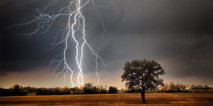 Ein Gewitter kann neben Blitzschlag viele weitere Gefahren mit sich bringen.© Shutterstock