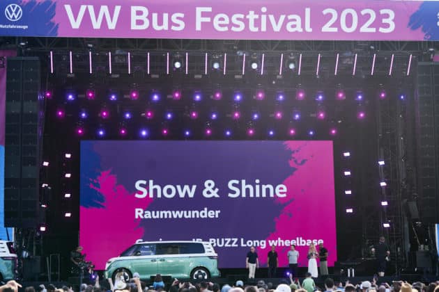 VW Markenbotschafter Ewan McGregor stellt als Weltpremiere den ID.Buzz mit langem Radstand auf dem VW Bus Festival 2023 auf dem Messeglände Hannover vor © Ulrich Stamm