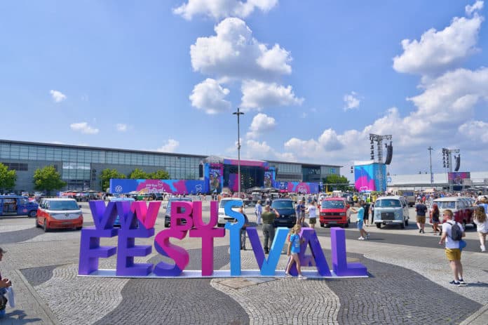 VW Bus Festival 2023 in Hannover lockt Tausende Bulli-Freunde zum Messegelände © Ulrich Stamm