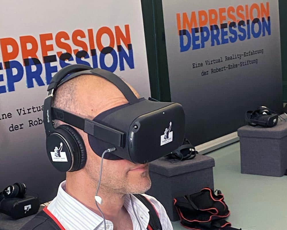 Beschäftigte der Landeshauptstadt Hannover fühlen sich mittels VR-Brillen in die Psyche depressiv erkrankter Menschen ein. Oberbürgermeister Belit Onay testet diese Möglichkeit.  © LHH