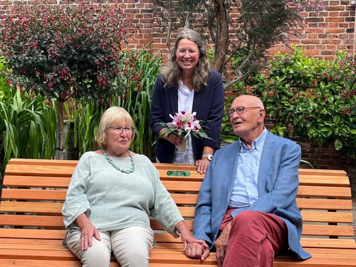 Herbert Schmalstieg und seine Frau Heidi Merk auf der neuen Sitzbank. In der Mitte Dr. Anke Seegert © LHH