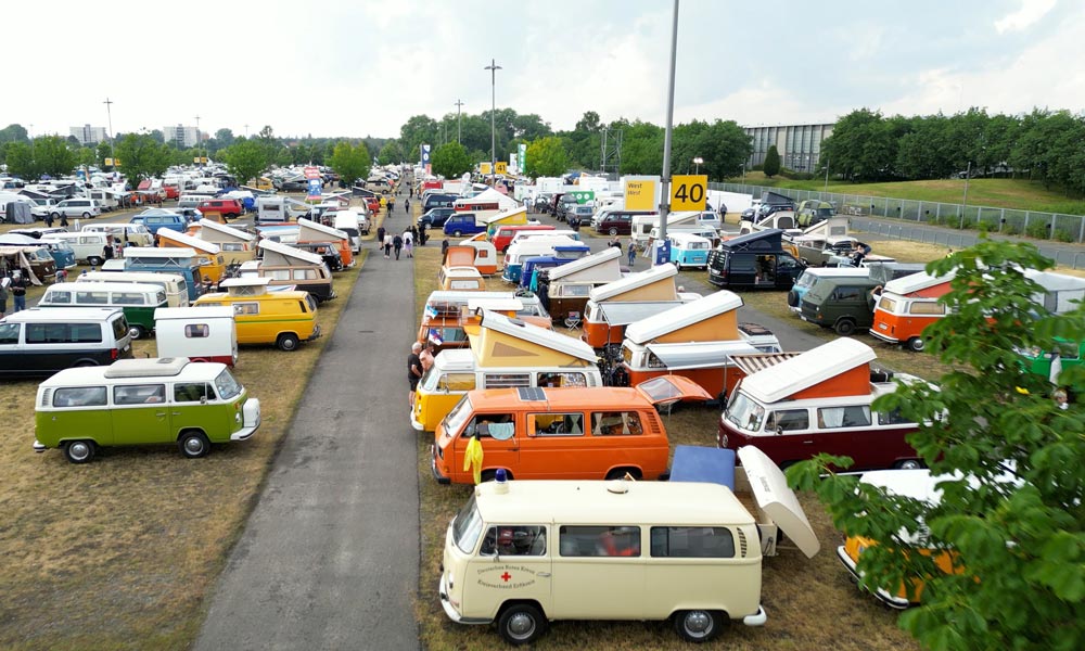 Bulli-Mania in Hannover: 6.000 VW Busse wurde für das Festival in 2023 angemeldet, es werden mehr als 12.000 Menschen drei Tage auf dem Messegelände campen. © VWN