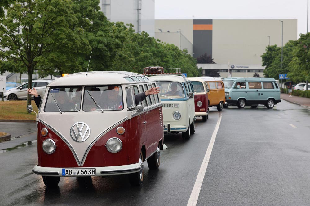 Vom VWN Werk in Stöcken, der Geburtsstätte von Millionen Bullis, zum Messegelände: Das VW Bus Festival 2023 wird mit einem Konvoi durch die City von Hannover eröffnet.
© VWN / Leitzke