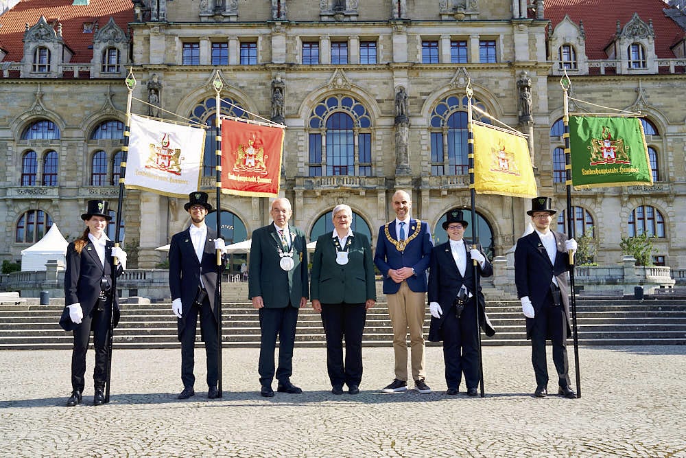 Die amtierenden Bruchmeister 2023 v.l. Samatha Stanton, Ali Hasan, Schützenpräsident Paul-Eric Stolle, Schützensenatorin Sabine Tegtmeyer-Dette, Oberbürgermeister Belit Onay, Jennifer Seegers und Eike Christian Bader © Ulrich Stamm