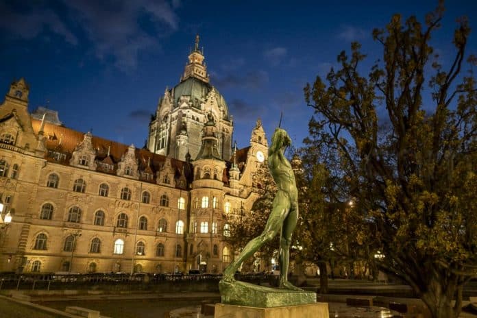 Das Neue Rathaus in Hannover mit dem Bogenschützen © Ulrich Stamm