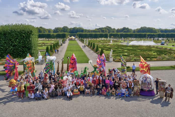Familienfoto der Künstlerinnen und Künstler des Kleinen Festes im Großen Garten 2023 © Ulrich Stamm