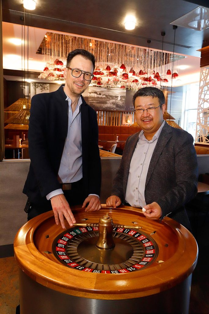 Spielbankleiter Christoph Clauditz (links) und Mister Q-Geschäftsführer Chi Trung Khuu (rechts) © Karsten Davideit