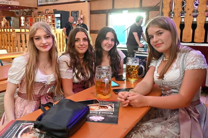 Vier junge Damen amüsieren sich auf Schwabens größtem Volksfest, dem Augsburger Plärrer