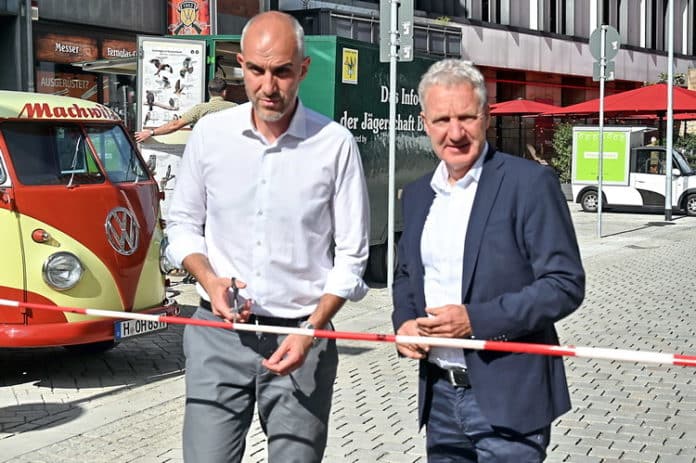 Einweihung der umgebauten Schmiedestraße durch Oberbürgermeister Belit Onay (li.) und Stadtbaurat Thomas Vielhaber