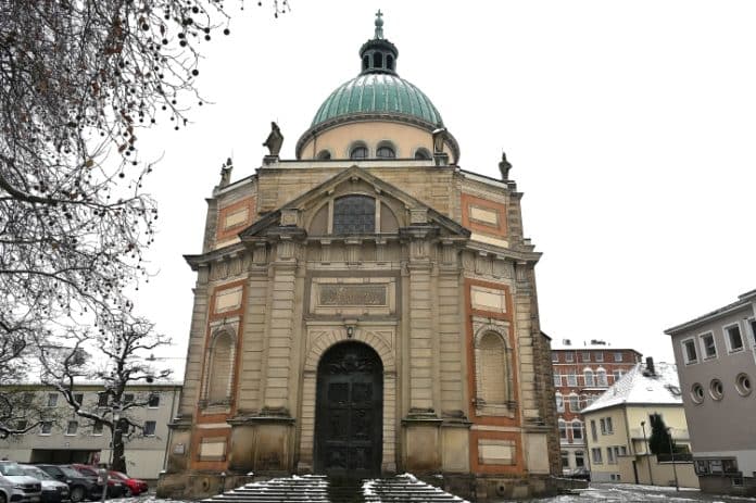 Katholische Kirche in der Region Hannover bietet über 200 Krippenspiele, Christmetten und Weihnachtsgottesdienste an den Festtagen - Basilika St. Clemens