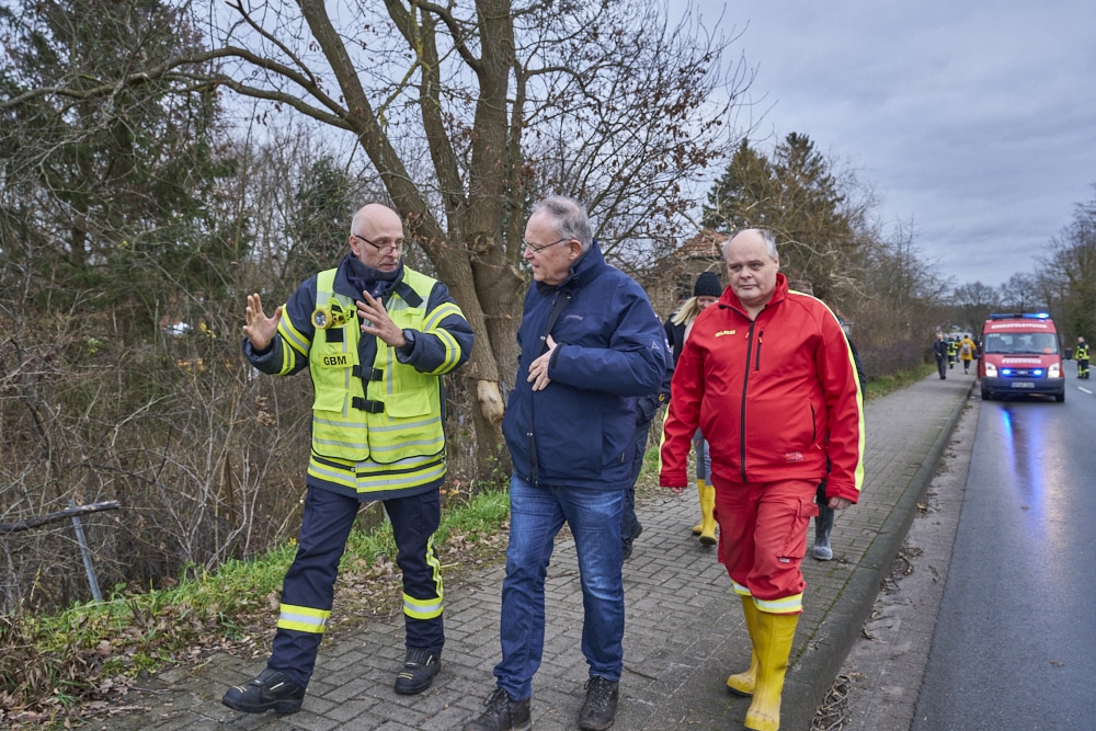 Ministerpräsident Stephan Weil informiert sich zum Hochwasser und Überschwemmungen der Aller in der Region Heidekreis nach tagelangen starken Regenfällen - in Hodenhagen © Ulrich Stamm