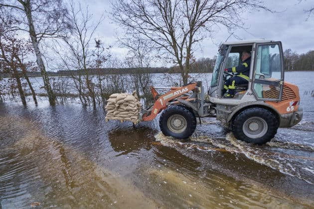 Ministerpräsident Stephan Weil informiert sich zum Hochwasser und Überschwemmungen der Aller in der Region Heidekreis nach tagelangen starken Regenfällen - in Hodenhagen © Ulrich Stamm