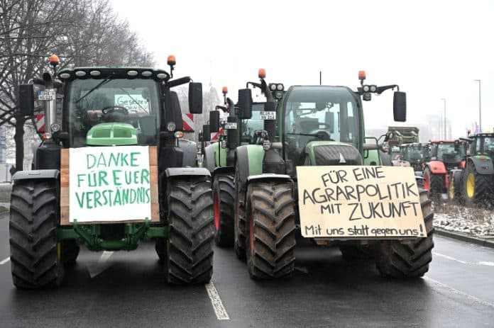 Landwirtinnen und Landwirte protestierten mit etwa 2.000 Traktoren in Hannover