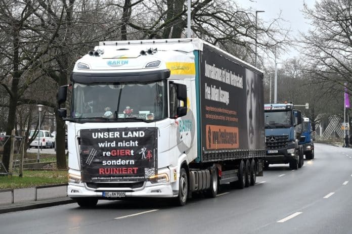 Am Tag nach der großen Bauerndemonstration bewegte sich der LKW/Traktor/Pkw-Mittelstands-Korso durch Hannover angeführt vom Assange-Truck der Spedition Barth