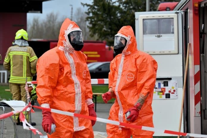 Spezialkräfte der Feuerwehr verhindern Umweltgefährdung durch Salpetersäure bei Gefahrguteinsatz in Hannover-Linden
