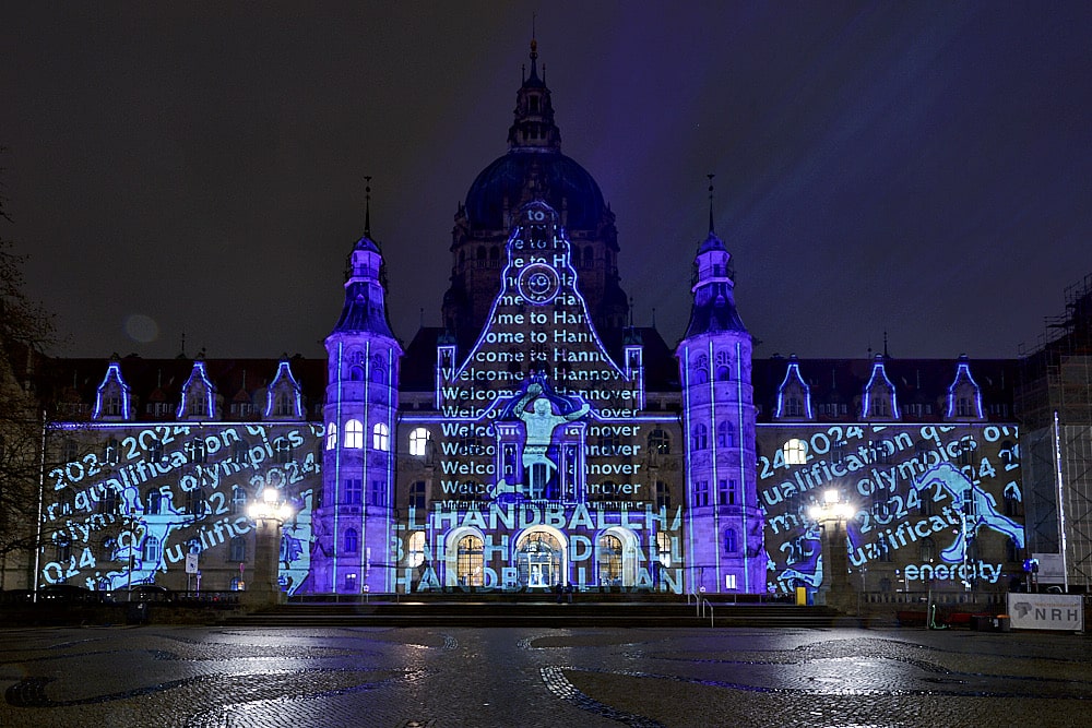 Neues Rathaus Hannover wird anlässlich Handball-Turniers illuminiert © Ulrich Stamm
