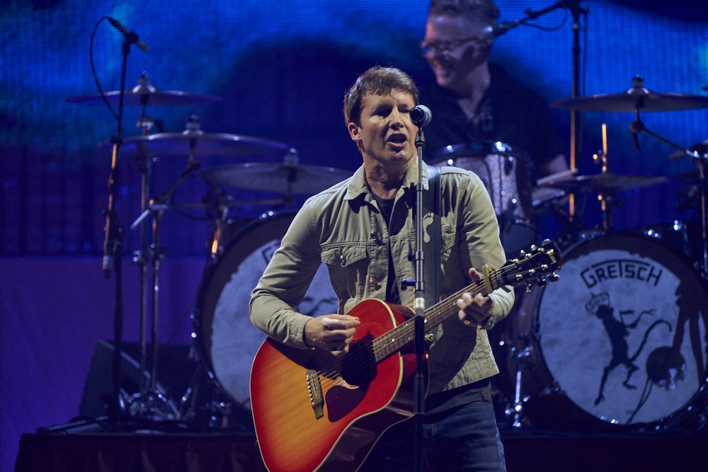 James Blunt auf WHO WE USED TO BE TOUR 2024 in der ZAG Arena Hannover am 23.03.2024 © Ulrich Stamm