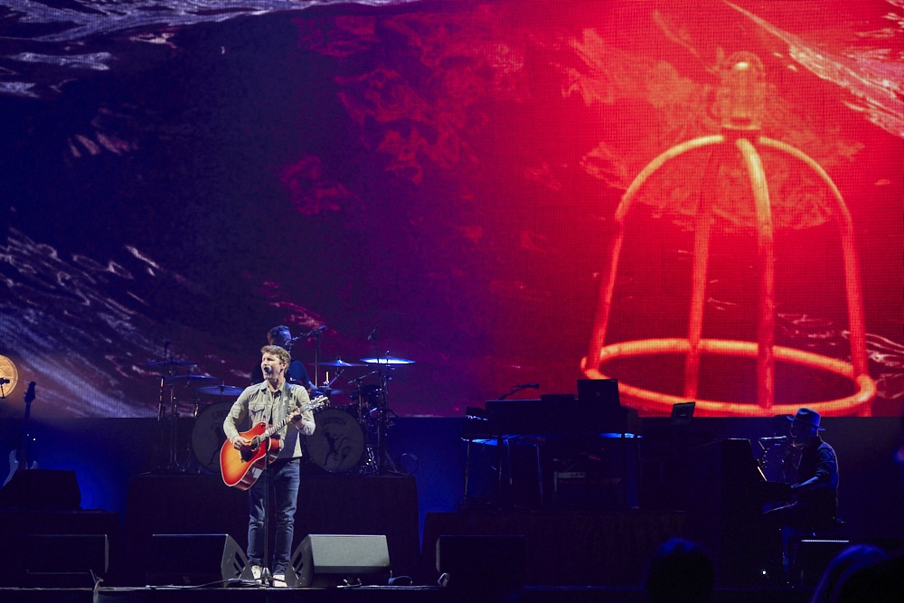 James Blunt auf WHO WE USED TO BE TOUR 2024 in der ZAG Arena Hannover am 23.03.2024 © Ulrich Stamm