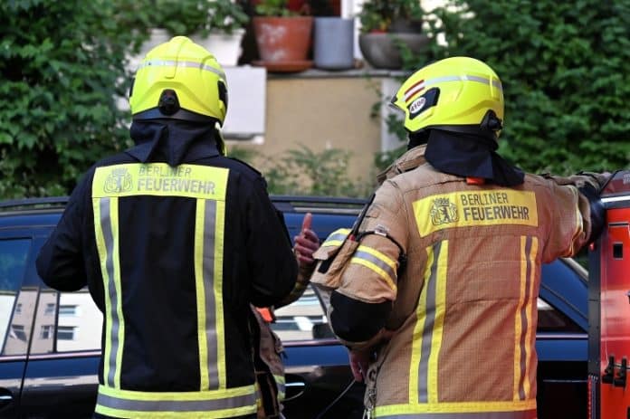 Feuerwehreinsatz im Stadtteil Schöneberg beim Brand einer Wohnung in einem Mehrfamilenhaus in der Habsburgerstraße