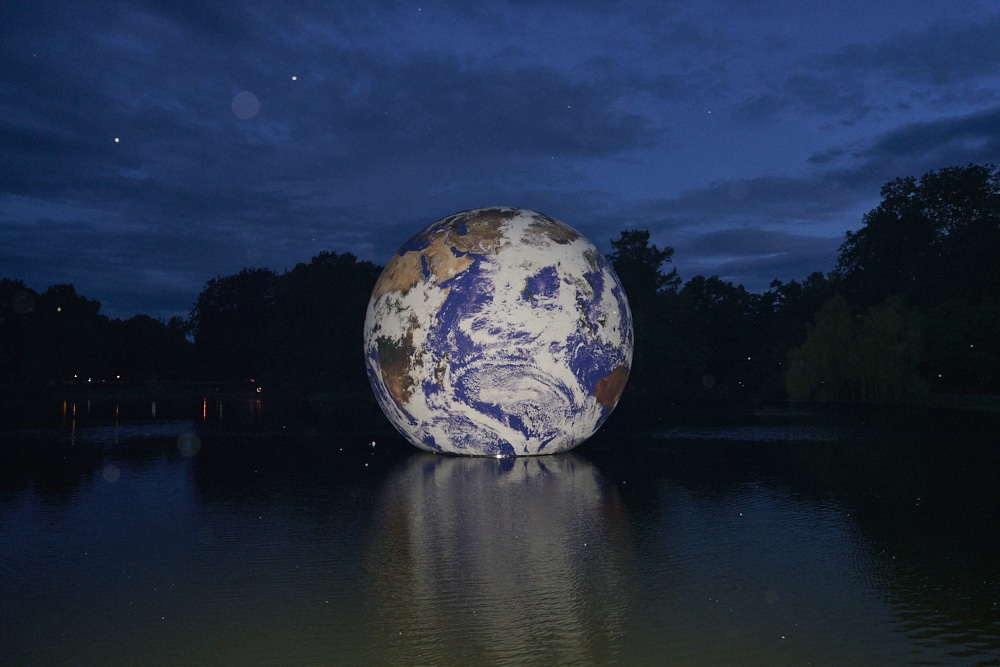 Deutschlandpremiere der Kunstinstallation Floating Earth von Luke Jerram am Neuen Rathaus in Hannover © Ulrich Stamm
