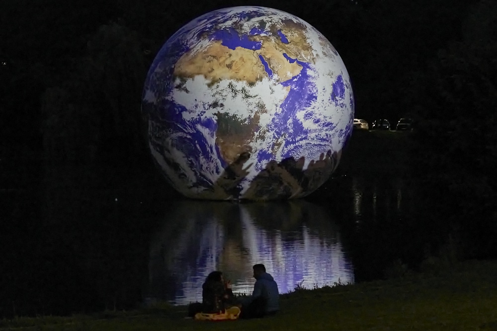 Deutschlandpremiere der Kunstinstallation Floating Earth von Luke Jerram am Neuen Rathaus in Hannover © Ulrich Stamm